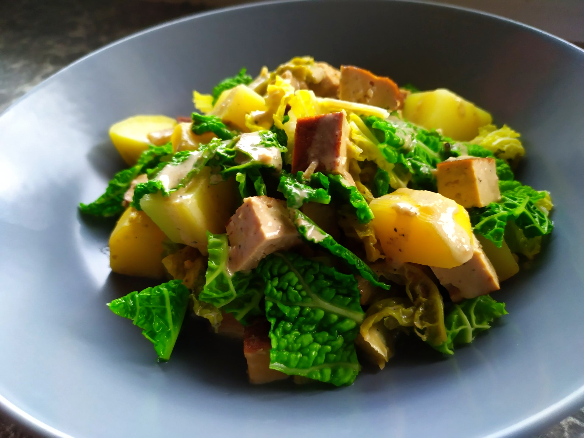 Kartoffelgericht mit Wirsing und Räuchertofu