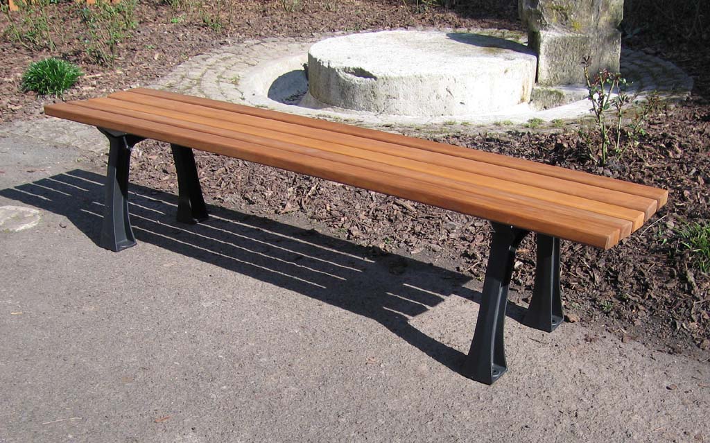 Hockerbank mit Gusseisenfüsse und Holzlatten