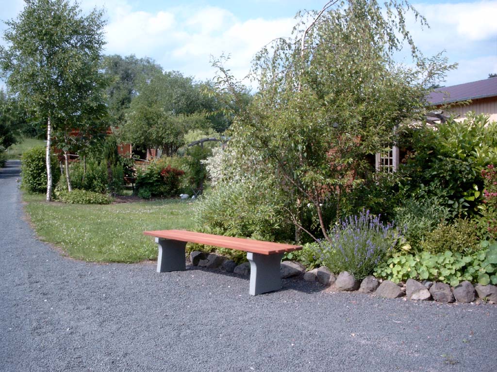 Hockerbank mit Betonfüssen und Holzlatten