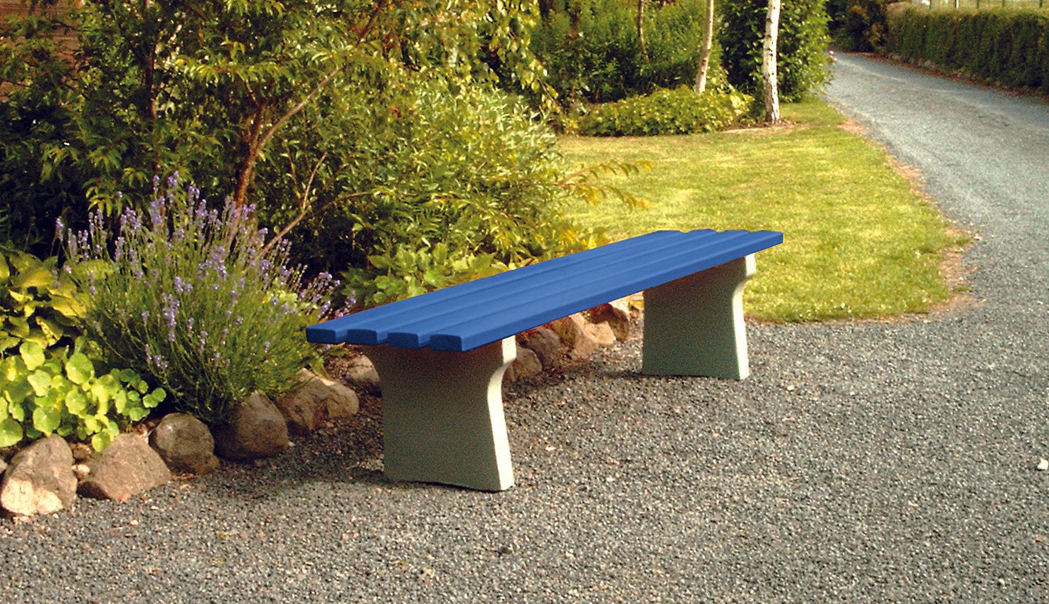 Hockerbank mit Betonfüssen und Recycling-Latten