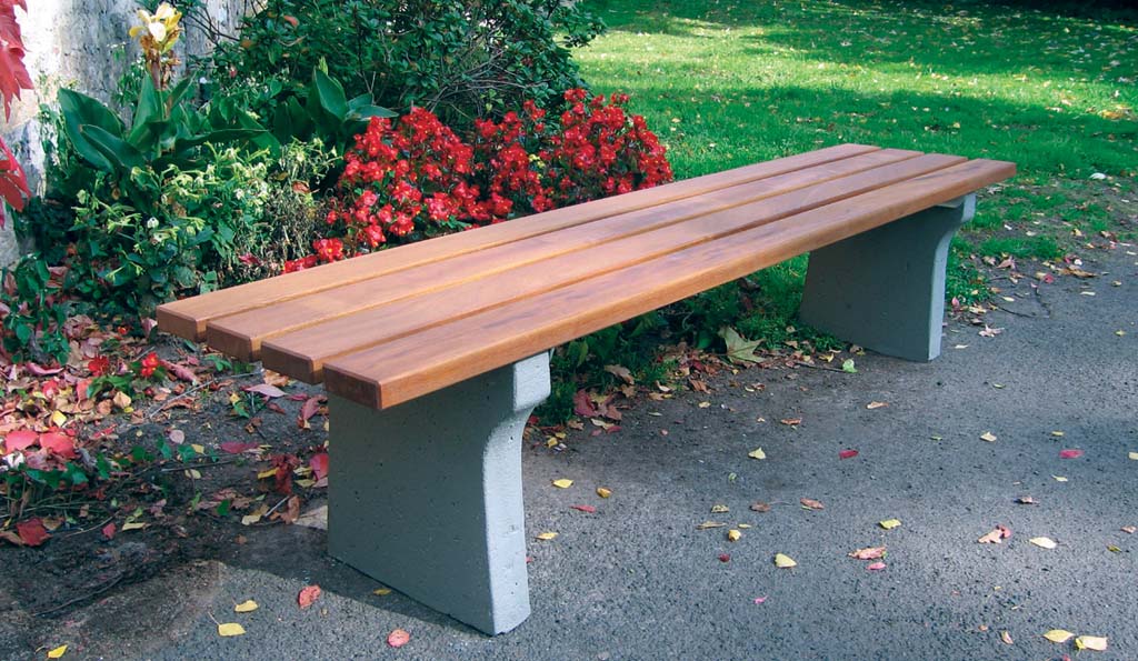 Hockerbank Modell 15 mit Betonfüssen und Holzlatten