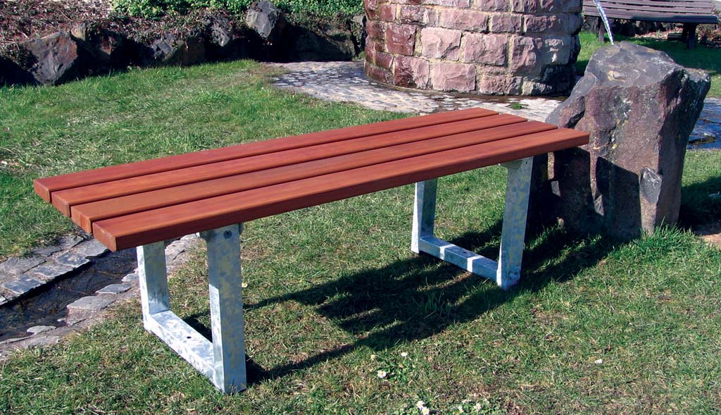 Tisch mit Stahlfüssen und Holzlatten