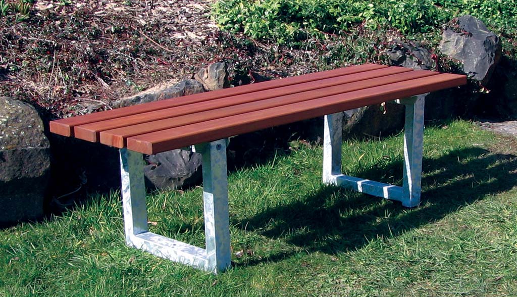 Hockerbank mit Stahlfüssen und Holzlatten