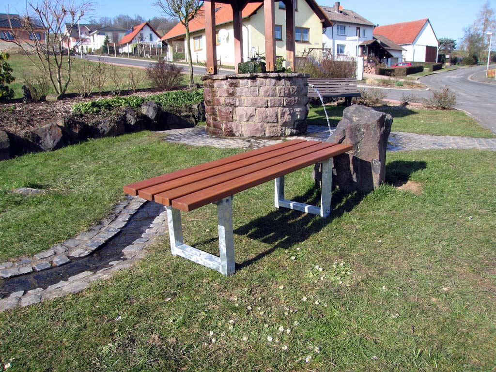 Hockerbank mit Stahlfüssen und Holzlatten