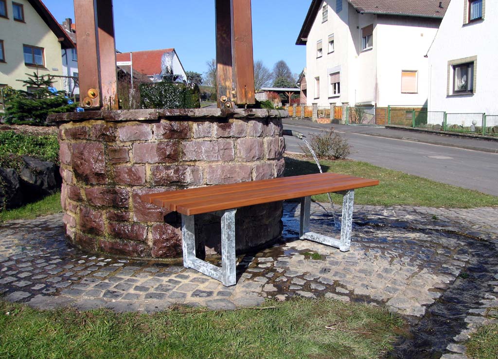 Hockerbank mit Stahlfüssen und Holzlatten
