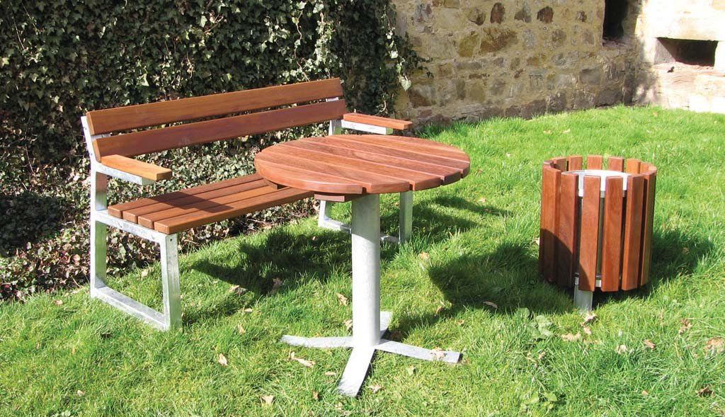 Tisch mit Stahlfuss und Holzlatten