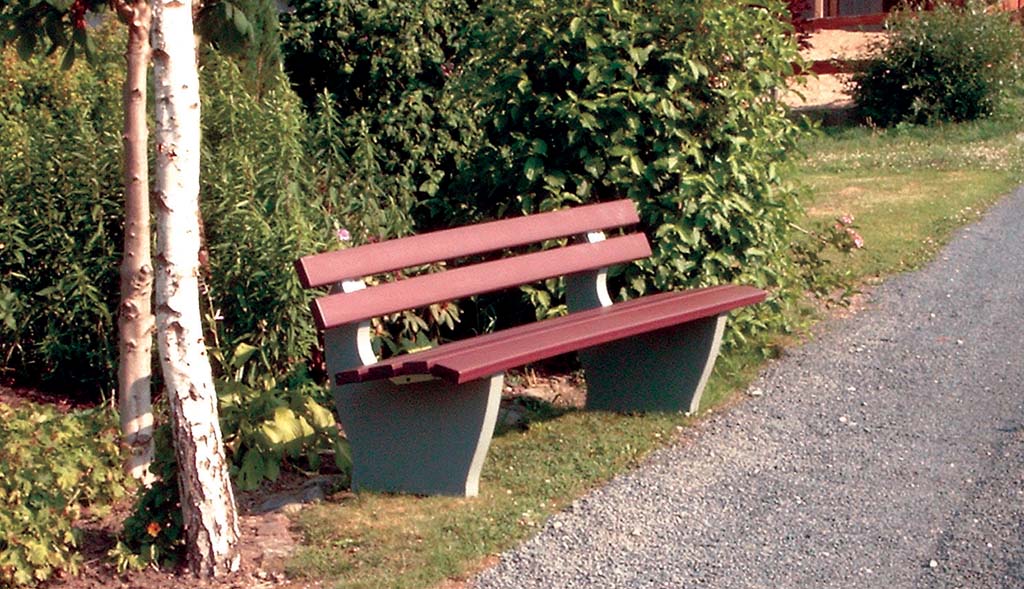 Bank mit Betonfüssen und Recycling-Latten