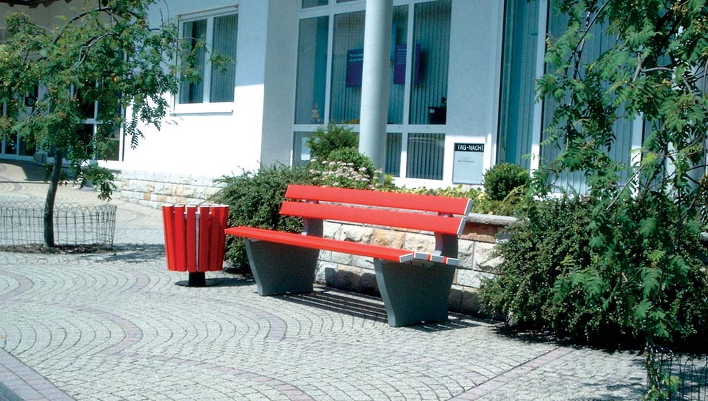 Bank mit PVC-Latten (Stahl) rot mit Betonfüssen