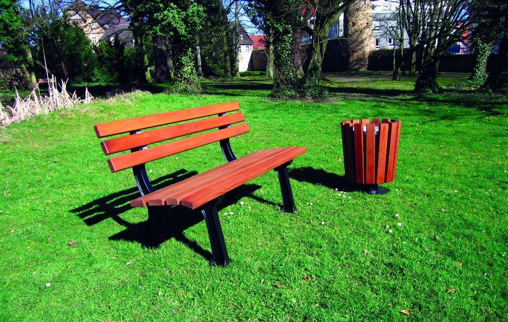 Bank mit Gusseisenfüsse und Holzlatten