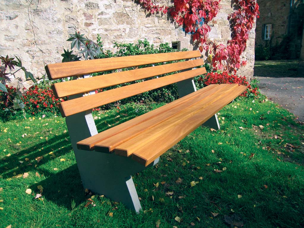 Bank mit Betonfüssen und Holzlatten