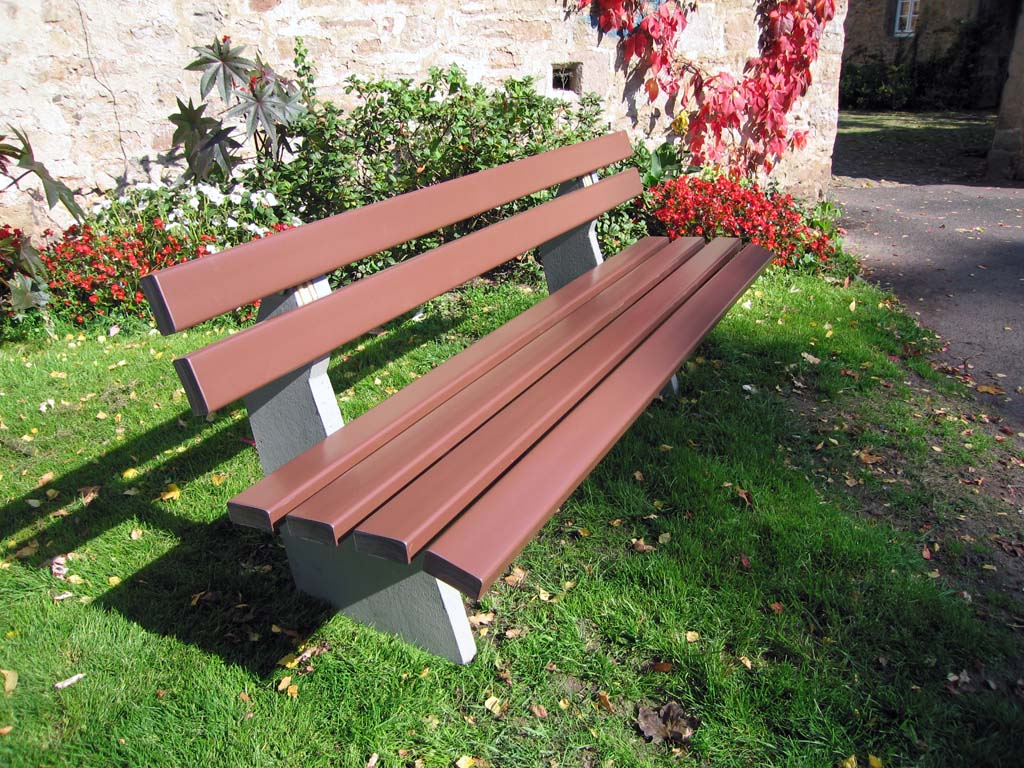 Bank mit Betonfüssen und Recycling-Latten