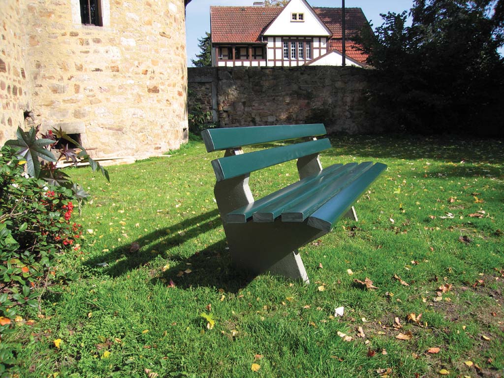 Bank mit Betonfüssen und Reccling-Latten