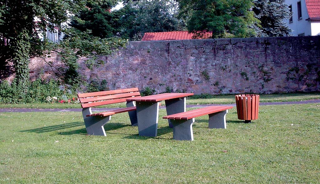 Bank mit Betonfüssen und Holzlatten