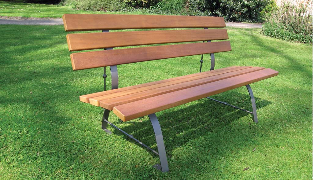 Bank mit Stahlfüssen und Holzlatten