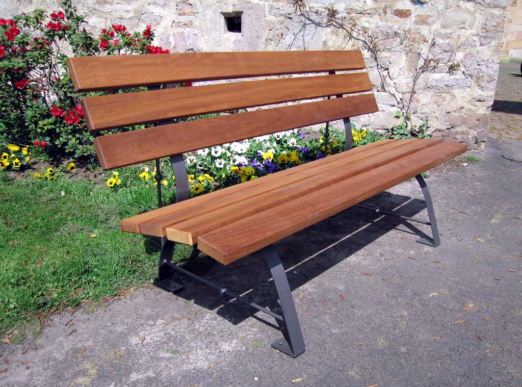 Bank mit Stahlfüssen und Holzlatten