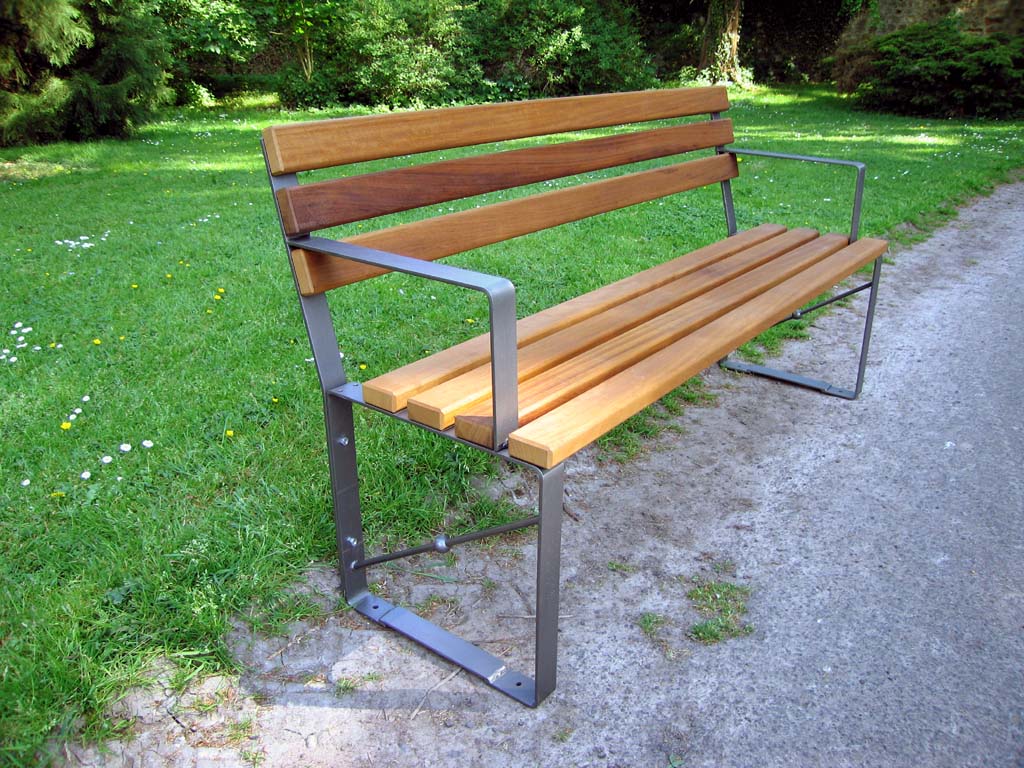 Bank mit Stahlfüssen und Holzlatten