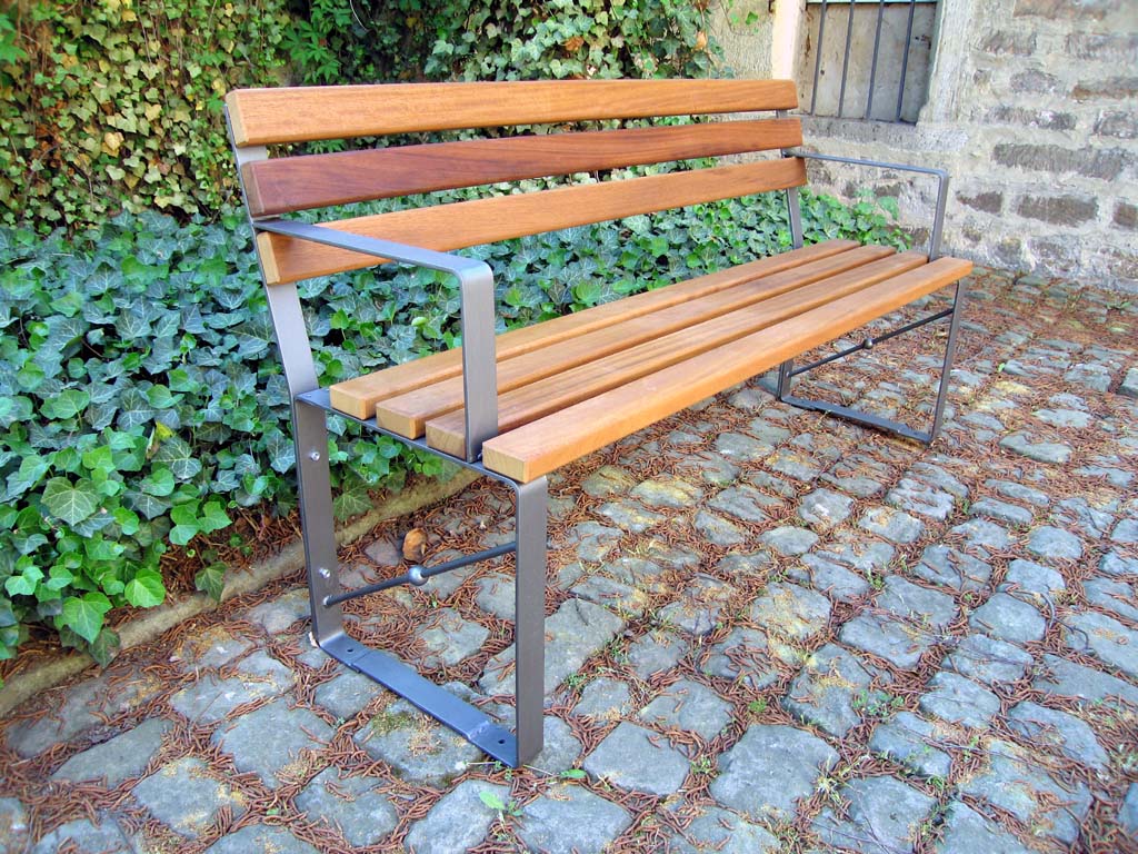 Bank mit Stahlfüssen und Holzlatten