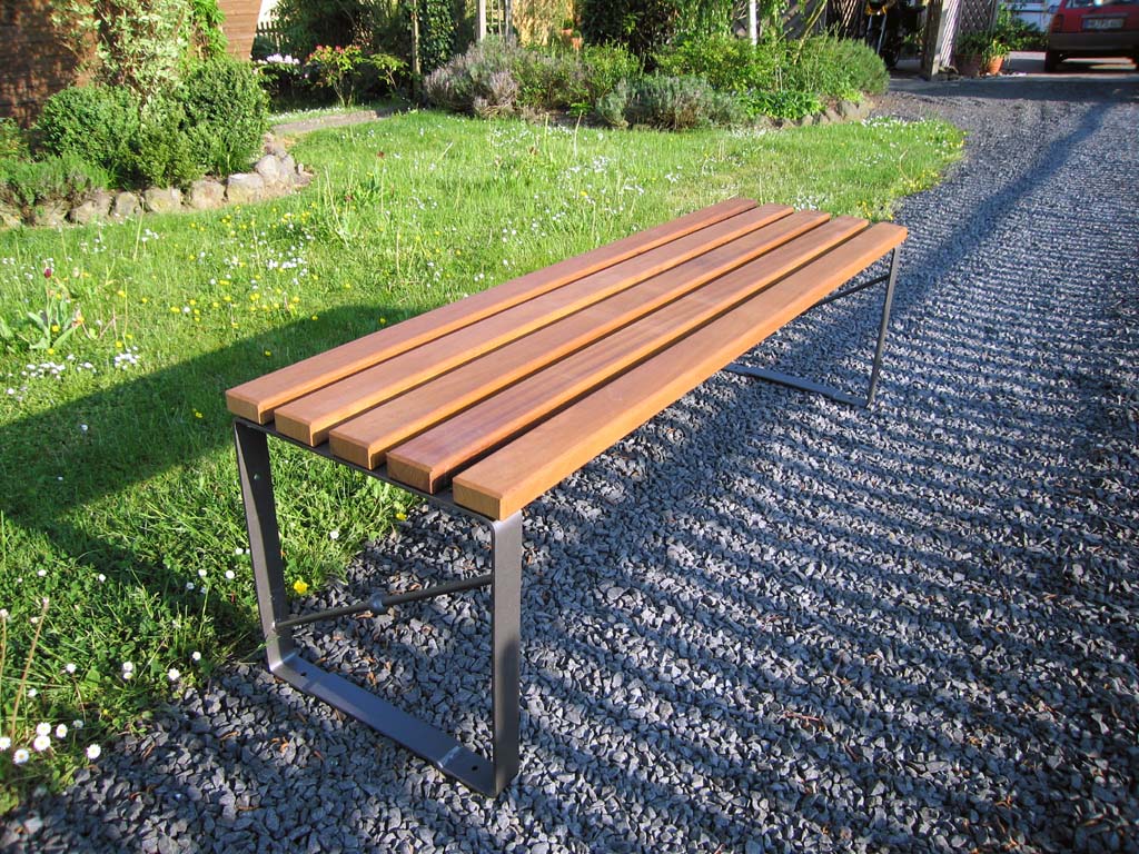 Bank mit Stahlfüssen und Holzlatten