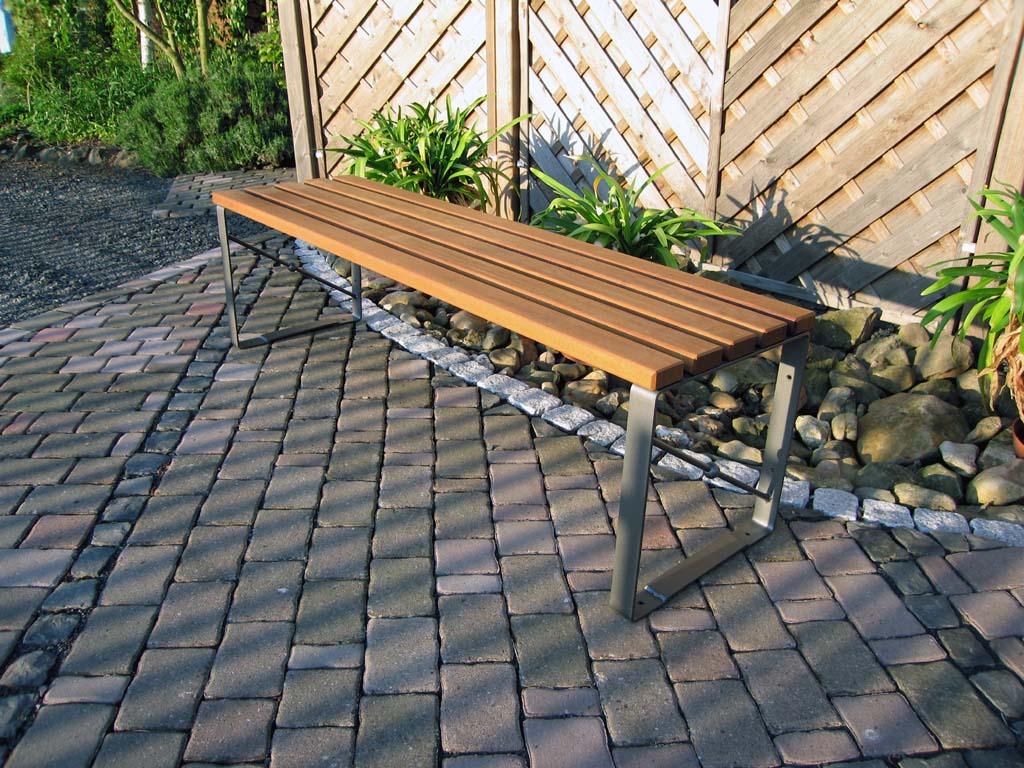 Bank mit Stahlfüssen und Holzlatten