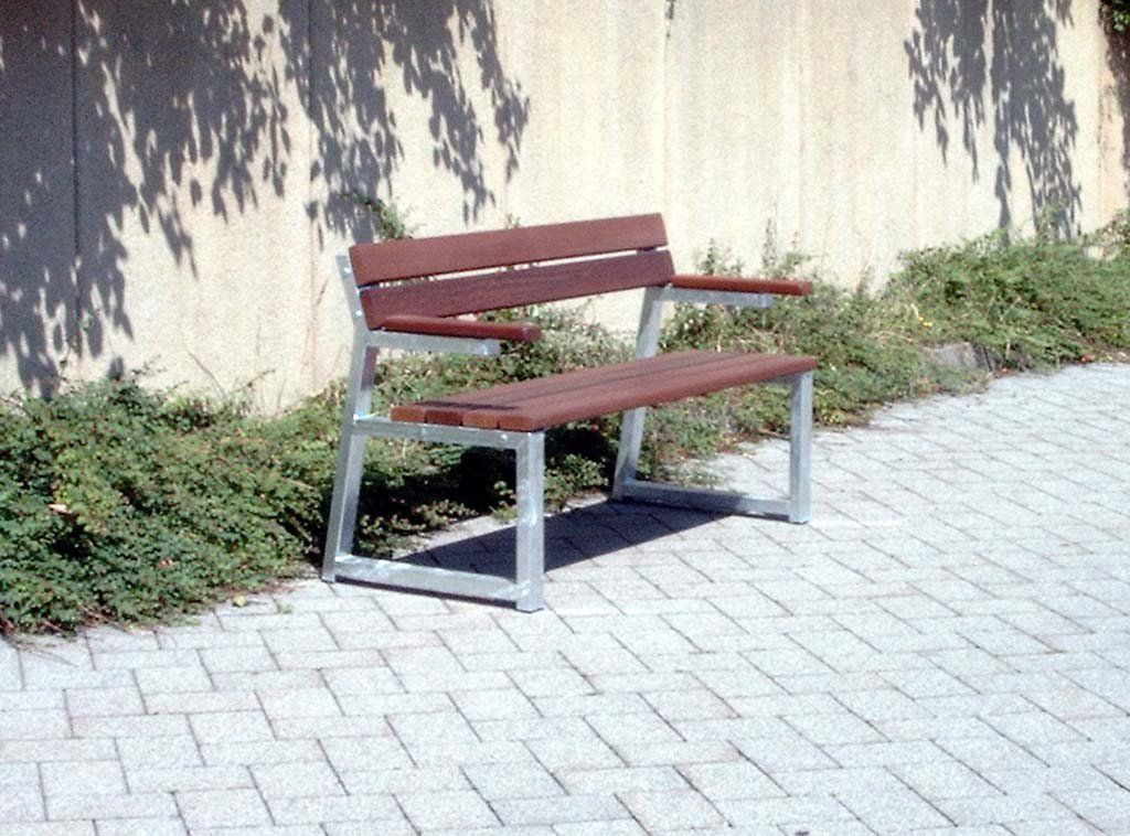 Bank mit Stahlfüssen und Holzlatten
