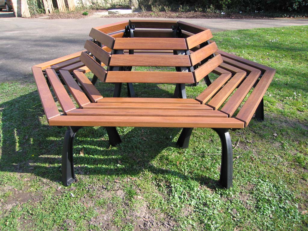 Sechseckbank mit Gusseisenfüsse und Holzlatten