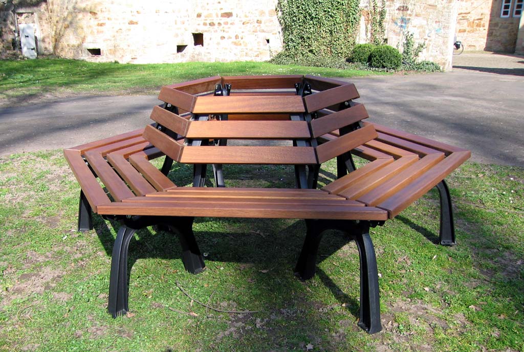 Sechseckbank mit Gusseisenfüsse und Holzlatten
