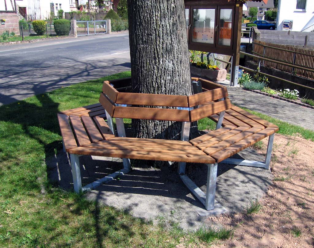 Sechseck Bank mit Stahlfüssen und Holzlatten