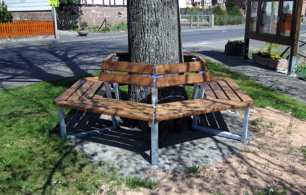 Sechseck Bank mit Stahlfüssen und Holzlatten