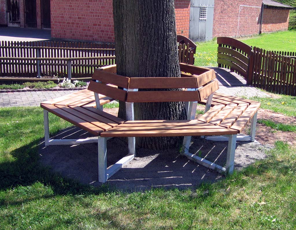 Sechseck Bank mit Stahlfüssen und Holzlatten