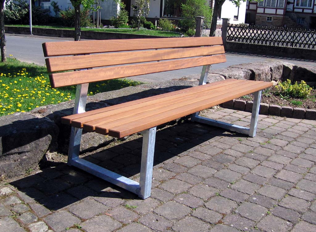 Bank mit Stahlfüssen und Holzlatten