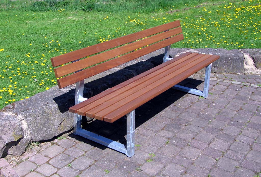 Bank mit Stahlfüssen und Holzlatten