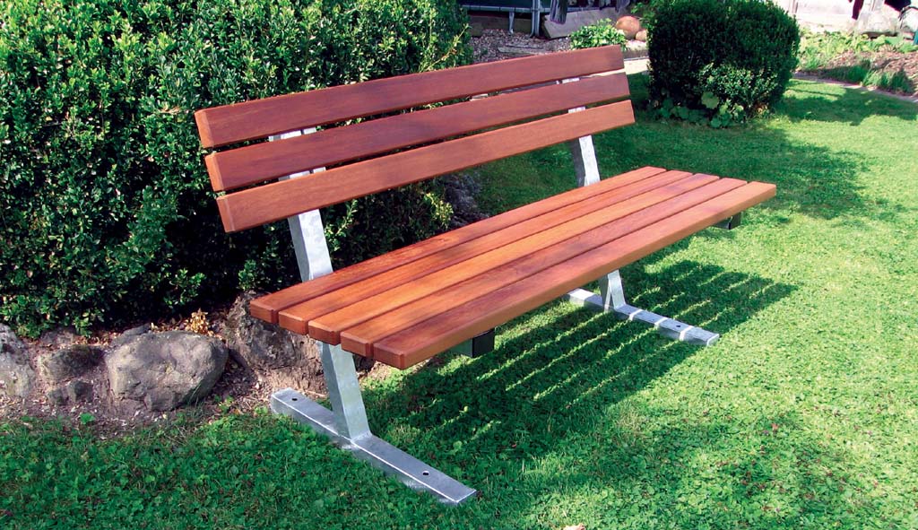 Bank mit Stahlfüssen und Holzlatten