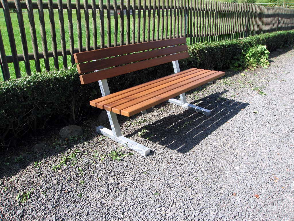 Bank mit Stahlfüssen und Holzlatten