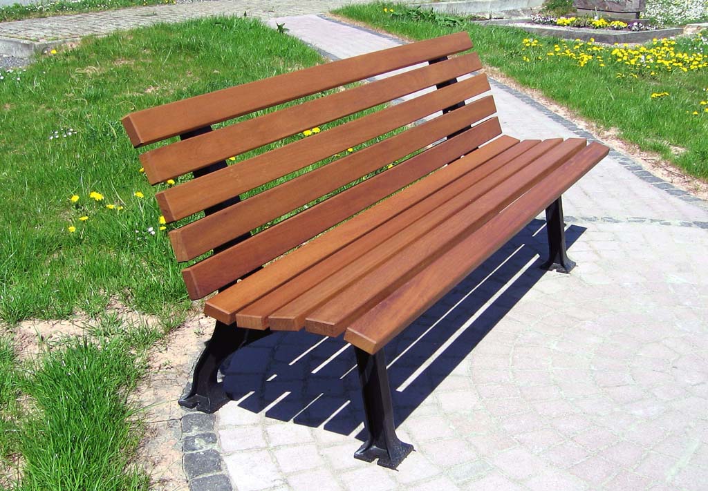 Bank mit Alugussfüssen und Holzlatten