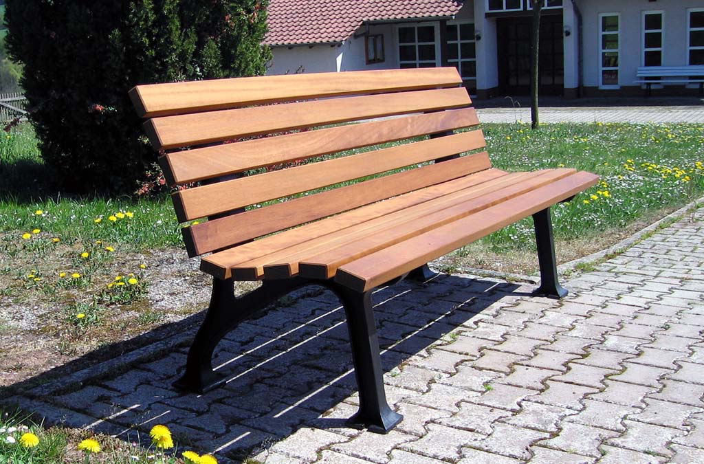 Bank mit Alugussfüsse und Holzlatten