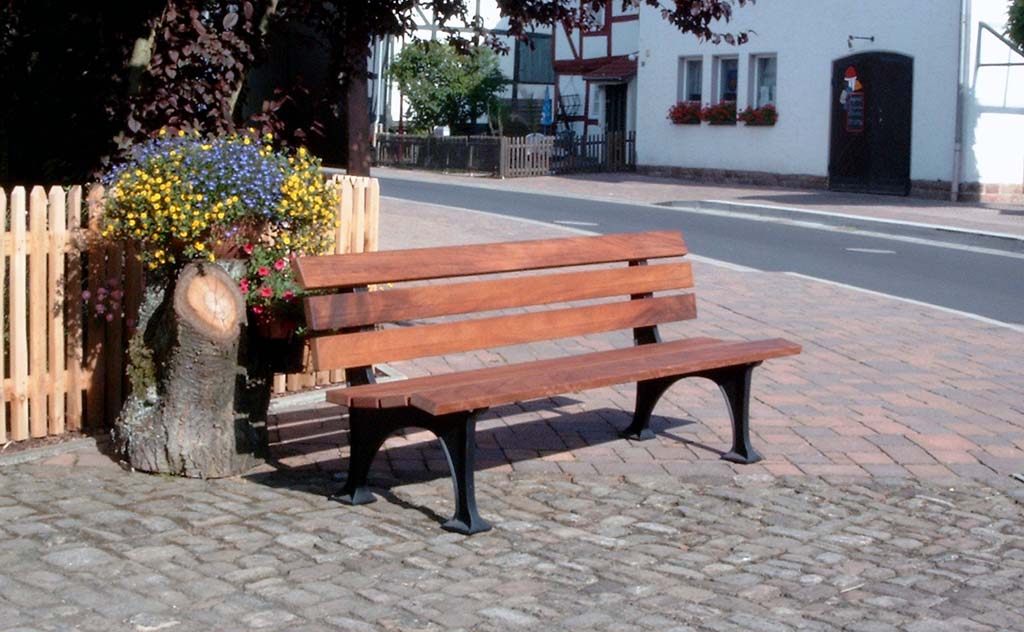 Bank mit Alugussfüssem und Holzlatten