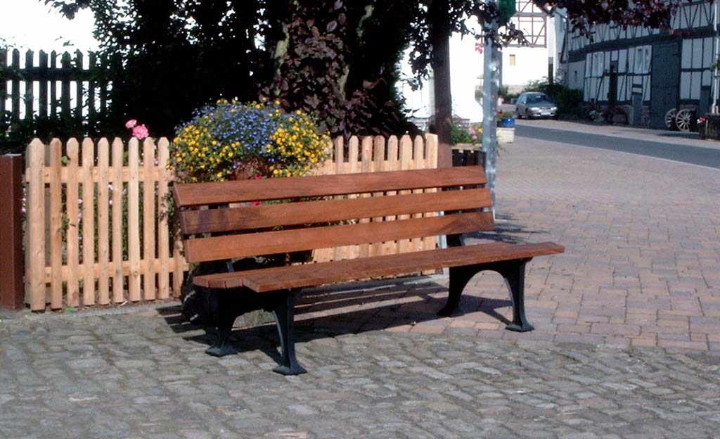 Bank mit Alugussfüsse und Holzlatten