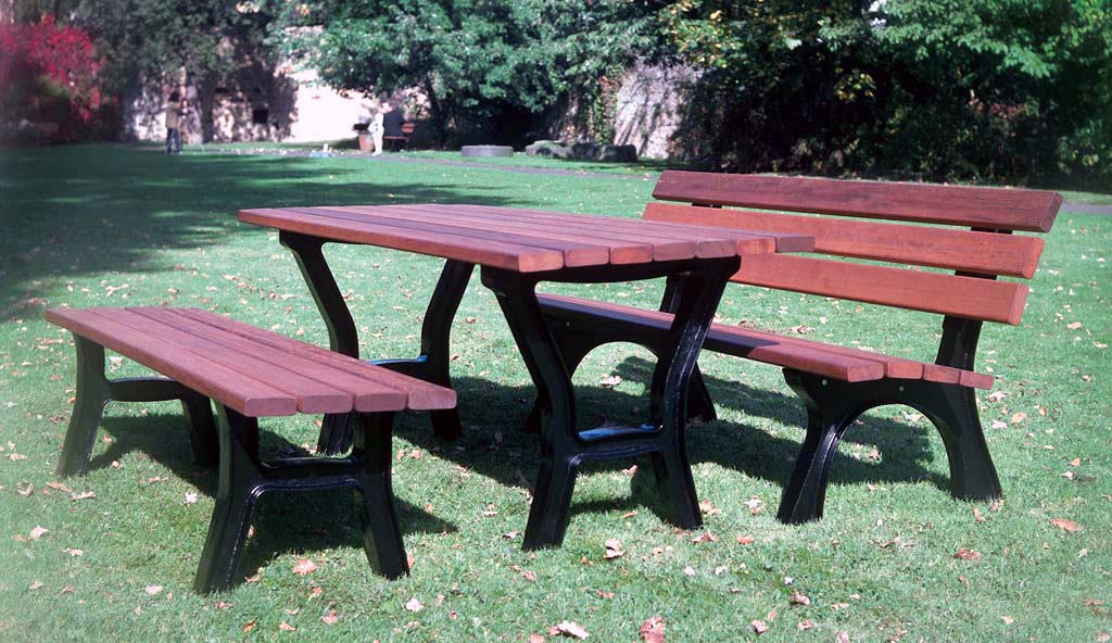 Bank mit Alugussfüsse und Holzlatten