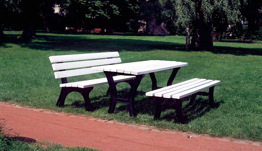 Bank mit Alugussfüssem und Recycling-Latten