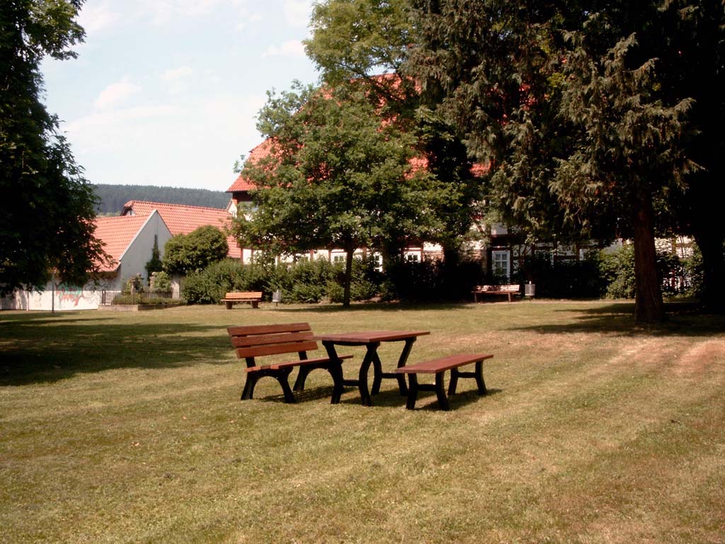 Bank mit Alugussfüsse und Holzlatten
