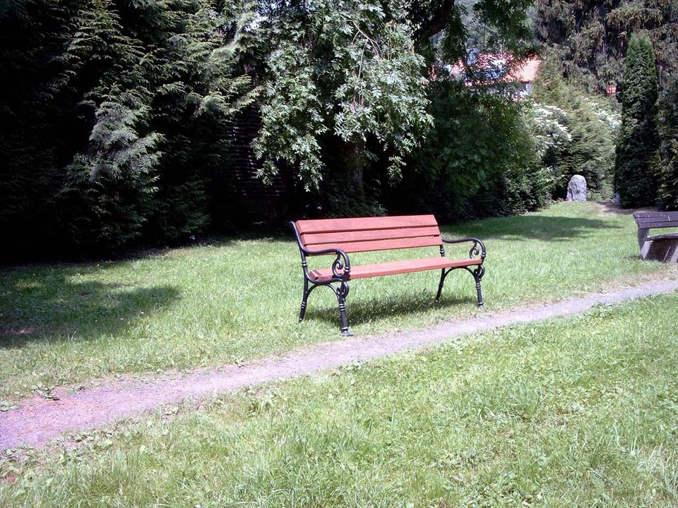 Bank mit Alugussfüssem und Holzlatten