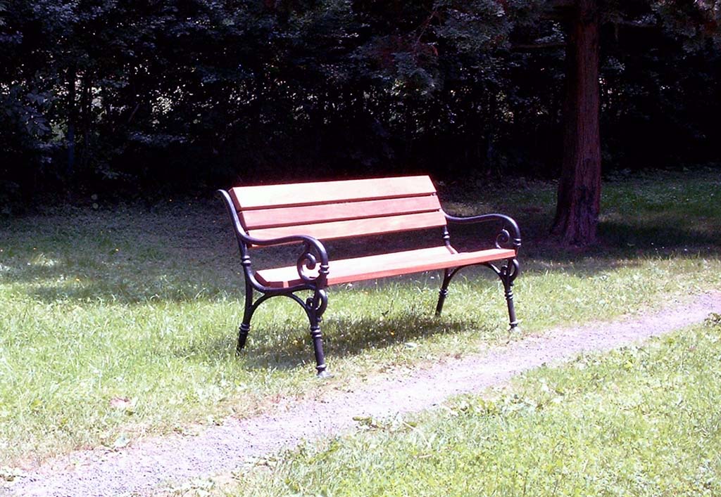 Bank mit Alugussfüsse und Holzlatten
