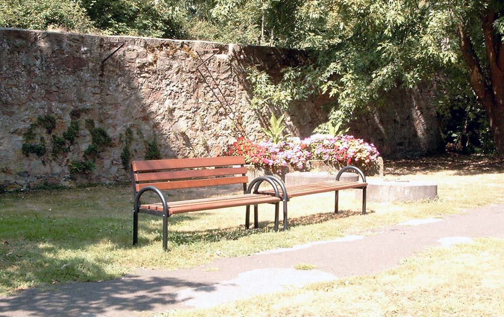 Bank mit Alugussfüssen und Holzlatten