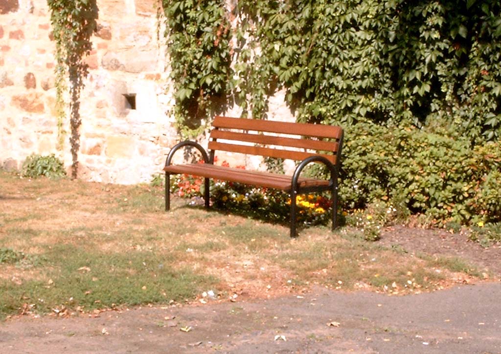 Bank mit Alugussfüsse und Holzlatten