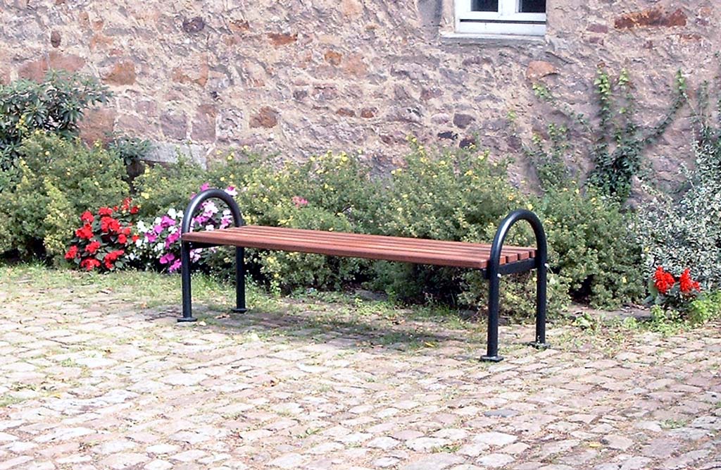 Bank mit Alugussfüssem und Holzlatten