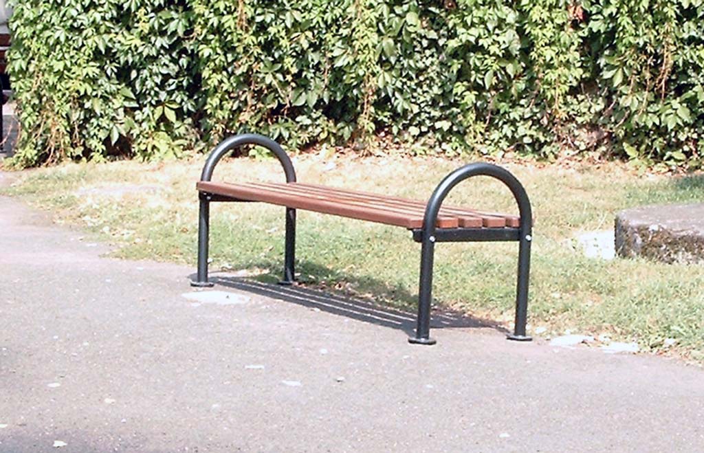 Bank mit Alugussfüsse und Holzlatten