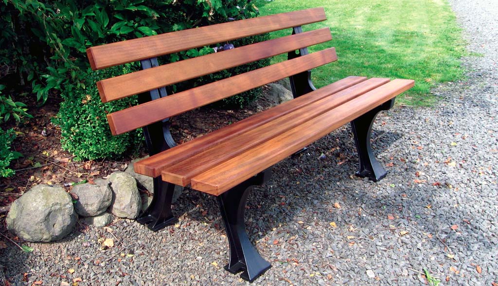 Bank mit Alugussfüsse und Holzlatten