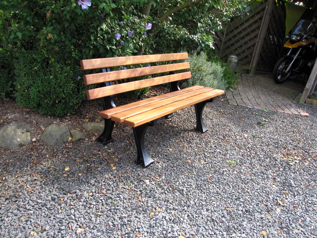 Bank mit Alugussfüsse und Holzlatten