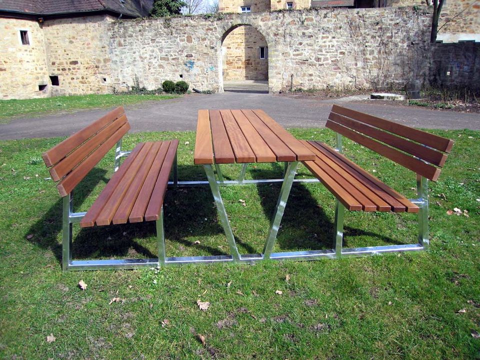 Bank-Tisch-Bank mit Stahlfüssen und Holzlatten