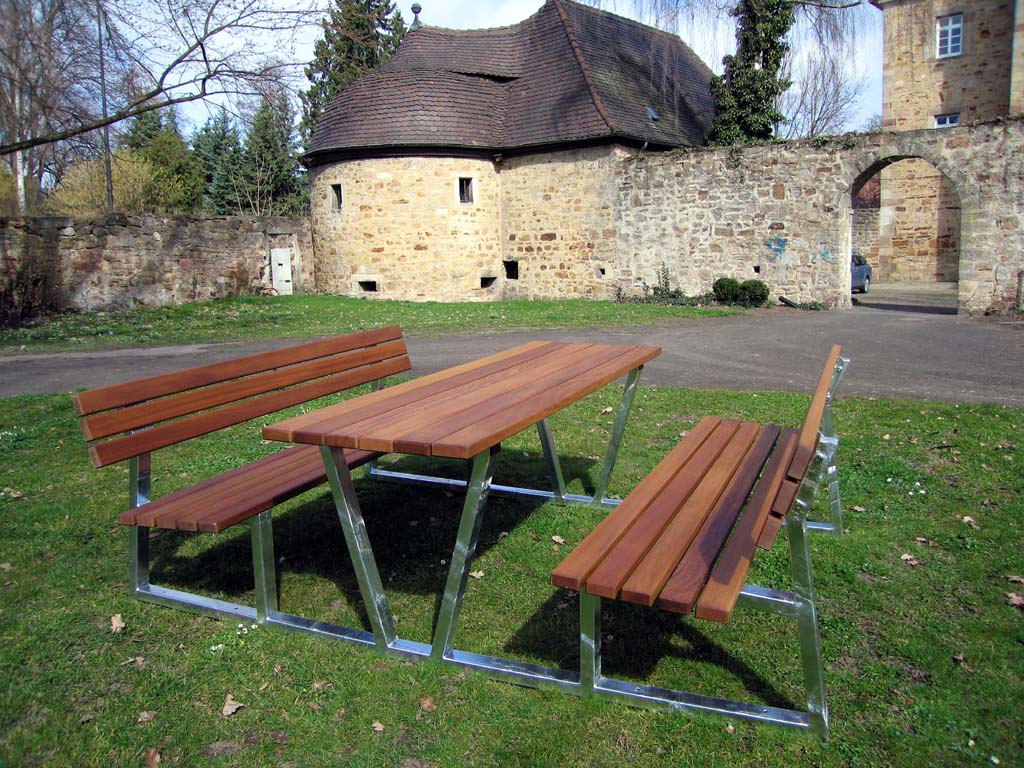 Bank-Tisch-Bank mit Stahlfüssen und Holzlatten